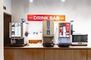 una barra de bebidas con tres máquinas en un mostrador en Hotel Taiyonoen Tokushima Kenchomae - Vacation STAY 26339v en Tokushima