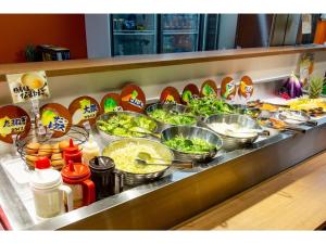 徳島市にあるHotel Taiyonoen Tokushima Kenchomae - Vacation STAY 26361vの種類豊富なビュッフェ +4枚の写真
