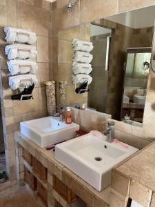 uma casa de banho com lavatório, espelho e toalhas em RDC de maison avec terrasse barbecue em Toulon