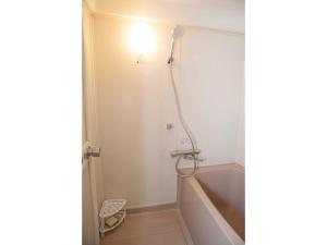 uma casa de banho com um chuveiro e uma banheira em Guest House Tou - Vacation STAY 26333v em Kushiro