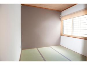 una stanza vuota con finestra e pareti bianche di Guest House Tou - Vacation STAY 26333v a Kushiro
