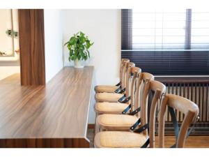 uma fila de cadeiras sentadas à volta de uma mesa longa em Guest House Tou - Vacation STAY 26345v em Kushiro