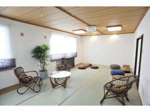 una stanza con sedie e tavolo in una stanza di Guest House Tou - Vacation STAY 26348v a Kushiro