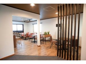 - une salle à manger avec une table et des chaises dans l'établissement Guest House Tou - Vacation STAY 26352v, à Kushiro