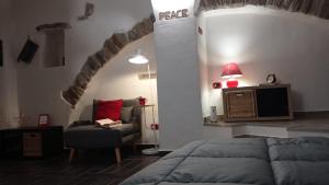 サンレモにあるROSEROSSE casa vacanzeのベッドルーム(ベッド1台、椅子、テレビ付)