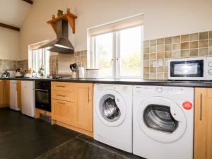 Η κουζίνα ή μικρή κουζίνα στο Wheal Rose +9 φωτογραφίες