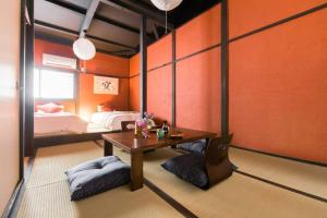 大阪市にあるOyado NAKAZ II - Vacation STAY 27698vのテーブルとベッド1台付きの部屋、ベッドルーム1室が備わるアパートメントです。