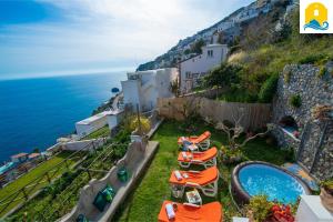 een uitzicht op de kust van Amalfi vanuit een villa bij Casa Francisca in Praiano