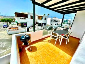 a balcony with a table and chairs on a house at Luxury Suite San Borondón in Playa Honda