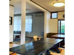 Asobiyahouse Iki - Vacation STAY 30413v في إكي: غرفة مع طاولة وكراسي في غرفة