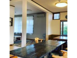 Asobiyahouse Iki - Vacation STAY 30422v في إكي: غرفة مع طاولة وكراسي في غرفة