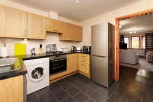 cocina con nevera y lavavajillas en Modern 2 Bedroom Semi detached House with own private driveway en Inverness