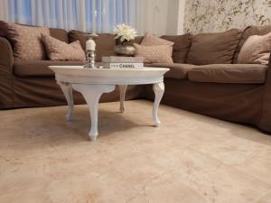 - Mesa de centro blanca en la sala de estar con sofá en Alojamiento CHAYGRAM en Jaén