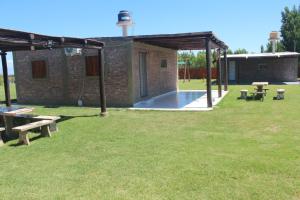 einen Pavillon mit einem Picknicktisch im Hof in der Unterkunft Cabañas Doña Antonia in San Juan