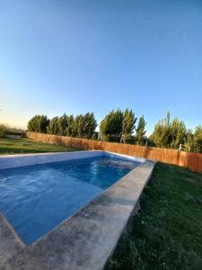 basen w ogrodzie z ogrodzeniem w obiekcie Cabañas Doña Antonia w mieście San Juan