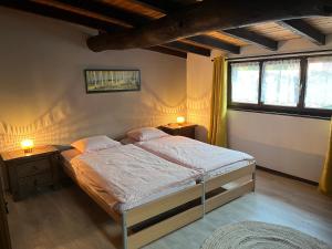 Casa Dora في Brusino Arsizio: غرفة نوم بها سرير ومصباحين على الطاولات