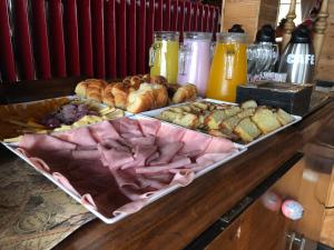 un buffet de différents types de nourriture sur une table dans l'établissement La Miralejos, à San Carlos de Bariloche