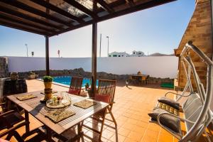 Balkón nebo terasa v ubytování Eslanzarote Acoruma House, Super Wifi, Heated Pool