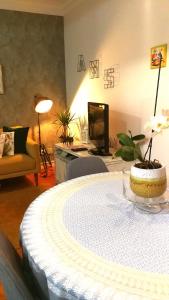 uma sala de estar com uma mesa e um sofá em The sunset Lisbon flat em Lisboa