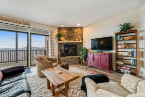 un salon avec une cheminée et une télévision dans l'établissement Reserve II 15-C, à Sugar Mountain