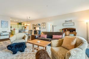un salon avec des canapés et une table dans l'établissement Reserve II 15-C, à Sugar Mountain