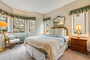 une chambre avec un lit, une chaise et des fenêtres dans l'établissement Reserve II 15-C, à Sugar Mountain