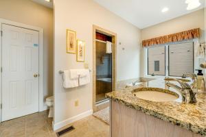 une salle de bain avec lavabo et douche dans l'établissement Reserve II 15-C, à Sugar Mountain 24 autres photos