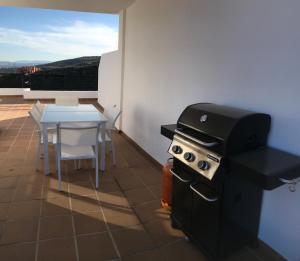 A kitchen or kitchenette at Manilva Townhouse with spectacular views of Gibraltar