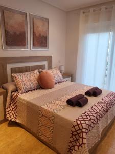 1 dormitorio con 1 cama con 2 toallas en ¡Precioso apartamento con fantásticas vistas en Al-Andalus Thalassa!, en Vera