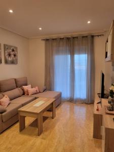 salon z kanapą i stolikiem kawowym w obiekcie ¡Precioso apartamento con fantásticas vistas en Al-Andalus Thalassa! w mieście Vera