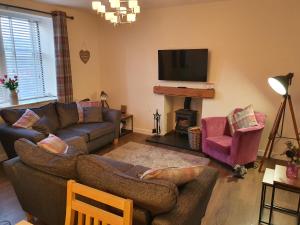 Sala de estar con 2 sofás y TV en Slater's en Portknockie