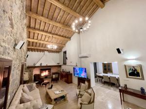 ein Wohnzimmer mit einem Sofa und einem Tisch in der Unterkunft Villa Podere Del Grasso in Castel del Piano