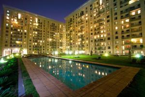 Johannesburg的住宿－WeStay Westpoint Apartments，一座游泳池,在晚上在建筑物前