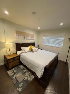 1 dormitorio con cama, lámpara y ventana en Luxury Suite near Universal Studios, en Los Ángeles