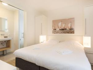 Postel nebo postele na pokoji v ubytování Spacious villa with two saunas, on the Tjeukemeer