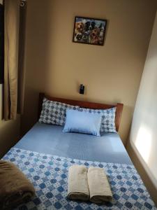 - une chambre avec un lit et 2 serviettes dans l'établissement HOTEL LAYANE VITORIA, à Cambuí