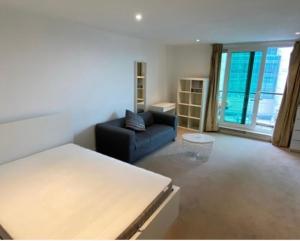 St George’s Wharf’s huge double room with balcony