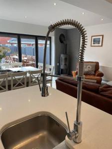 A cozinha ou cozinha compacta de Luxury Portrush Holiday Homes - The Glynn, Portrush Sleeps 12 - 5 bedrooms