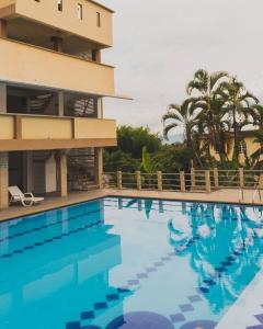 a swimming pool in front of a building at Hotel Manantial in Buga