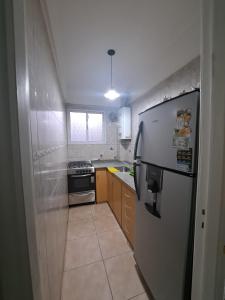 una cucina con frigorifero e piano cottura di Alojamiento Entero Barrio Agronomia a Buenos Aires