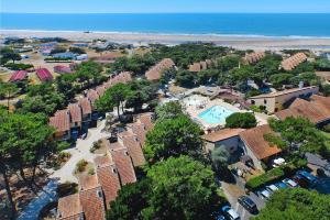 uma vista aérea de um resort com piscina e praia em Holiday resort La Plage en Médoc Soulac-sur-Mer - SAT01344-IYB em Soulac-sur-Mer