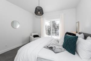 Un pat sau paturi într-o cameră la Luxurious Villa Tremblant 4 Bdrs W Hot Tub B85