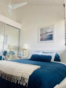 sypialnia z niebieskim łóżkiem i niebieskim kocem w obiekcie 3Bedrm Beach Penthouse with Rooftop Terrace & WiFi w mieście Rio Grande