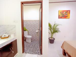 Kamar mandi di Bali Laksita Homestay