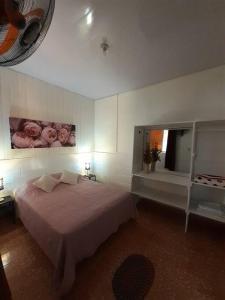 una camera con un grande letto e uno specchio di Apartamento Hogareño a Jarabacoa