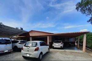 two cars parked in front of a house at Apartamento Hogareño in Jarabacoa +39 photos