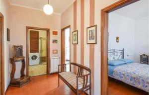 um quarto com uma cama e uma cadeira num quarto em 2 Bedroom Awesome Home In Santo Stefano Magra em Santo Stefano di Magra