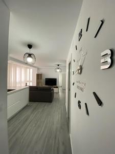 salon z białą ścianą z podpisami w obiekcie Molineros Victoria Beach w Kadyksie