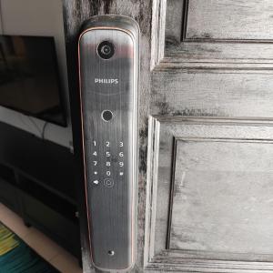 um close-up de uma porta com um controle remoto em Homestay De' Humaira - USM Nibong Tebal em Nibung Tebal