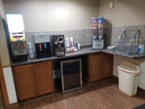 una cocina con encimera y cafetera. en Super 8 by Wyndham Chariton, en Chariton